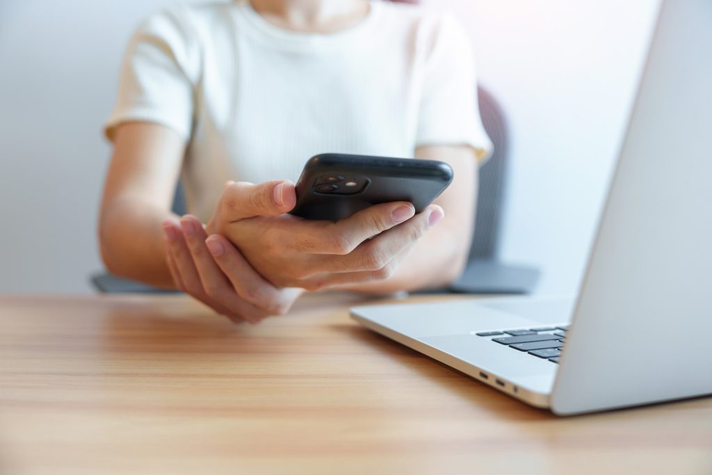can holding your phone cause carpal tunnel syndrome?